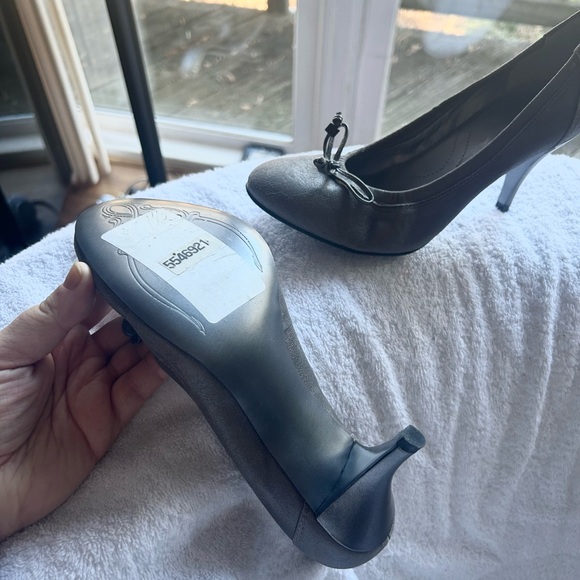 NWT Tahari grey / silver ish heels size 7.5M with bows - Picture 3 of 7